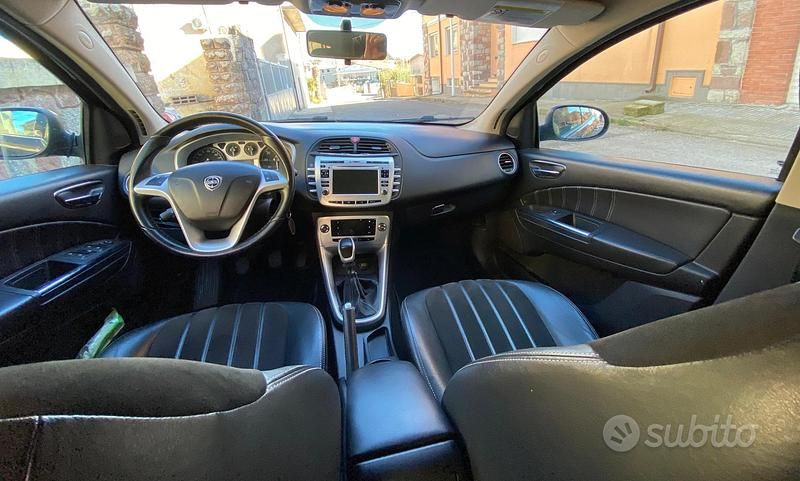 Usata Lancia Delta 165 CV (121 kW) 2010 Utilitaria