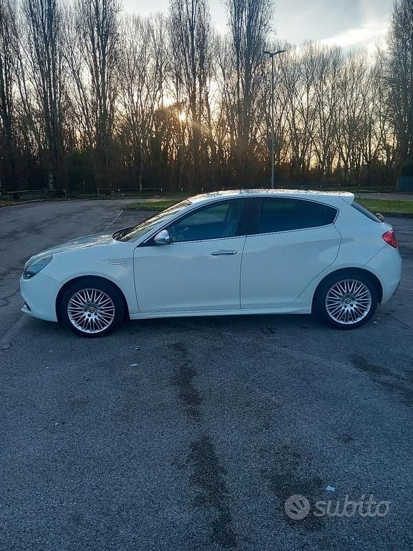 Bianco Usata 2011 Alfa Romeo Giulietta Tre volumi | 4900 € - Immagine 1/4