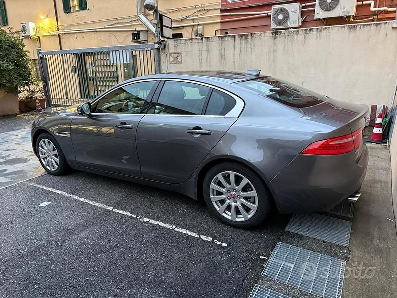 Usata Jaguar XE 200 CV (147 kW) 2017 Grigio Berlina