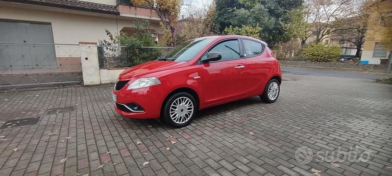 Usata Lancia Ypsilon Silver 69 CV (50 kW) 2015 Rosso Utilitaria