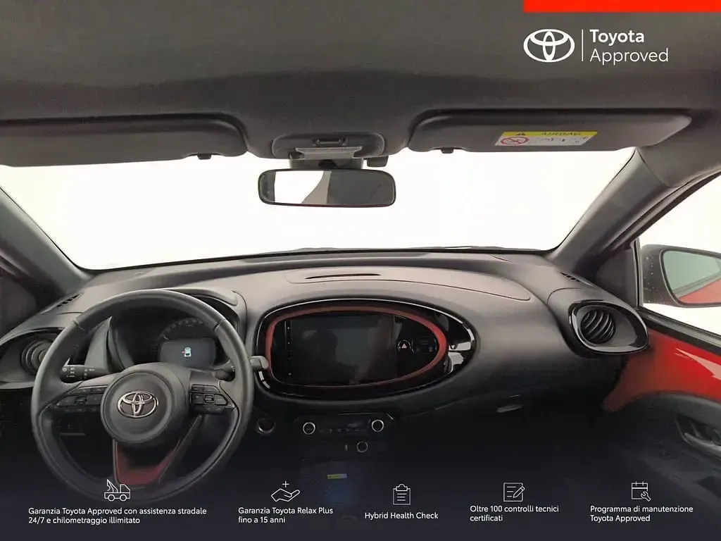 Usata Toyota Aygo X Lounge 72 CV (52 kW) 2022 Chili red & black met SUV