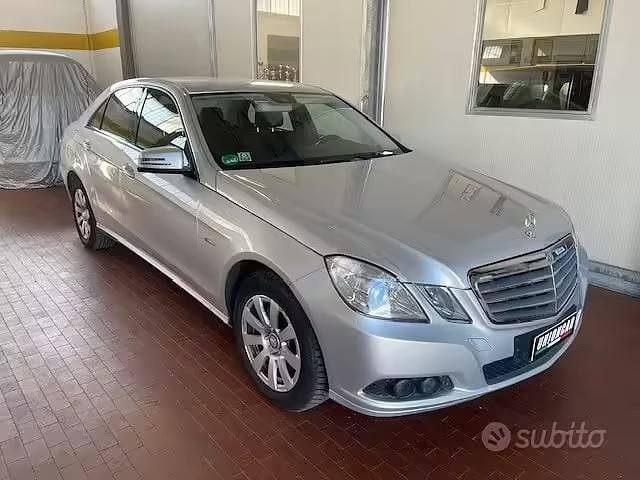 Usata Mercedes E200 Elegance 184 CV (135 kW) 2010 Grigio Berlina
