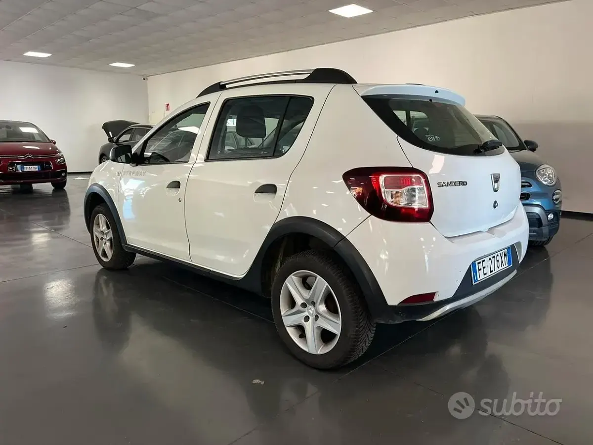 Usado Dacia Sandero Ambiance 90 CV (66 kW) 2016 Blanco Berlina