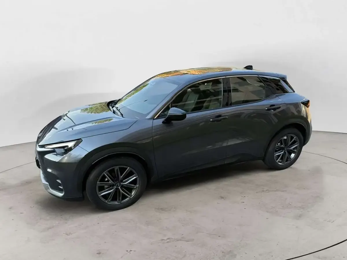 Nuova Lexus LBX 136 CV (100 kW) 2026 Grigio SUV