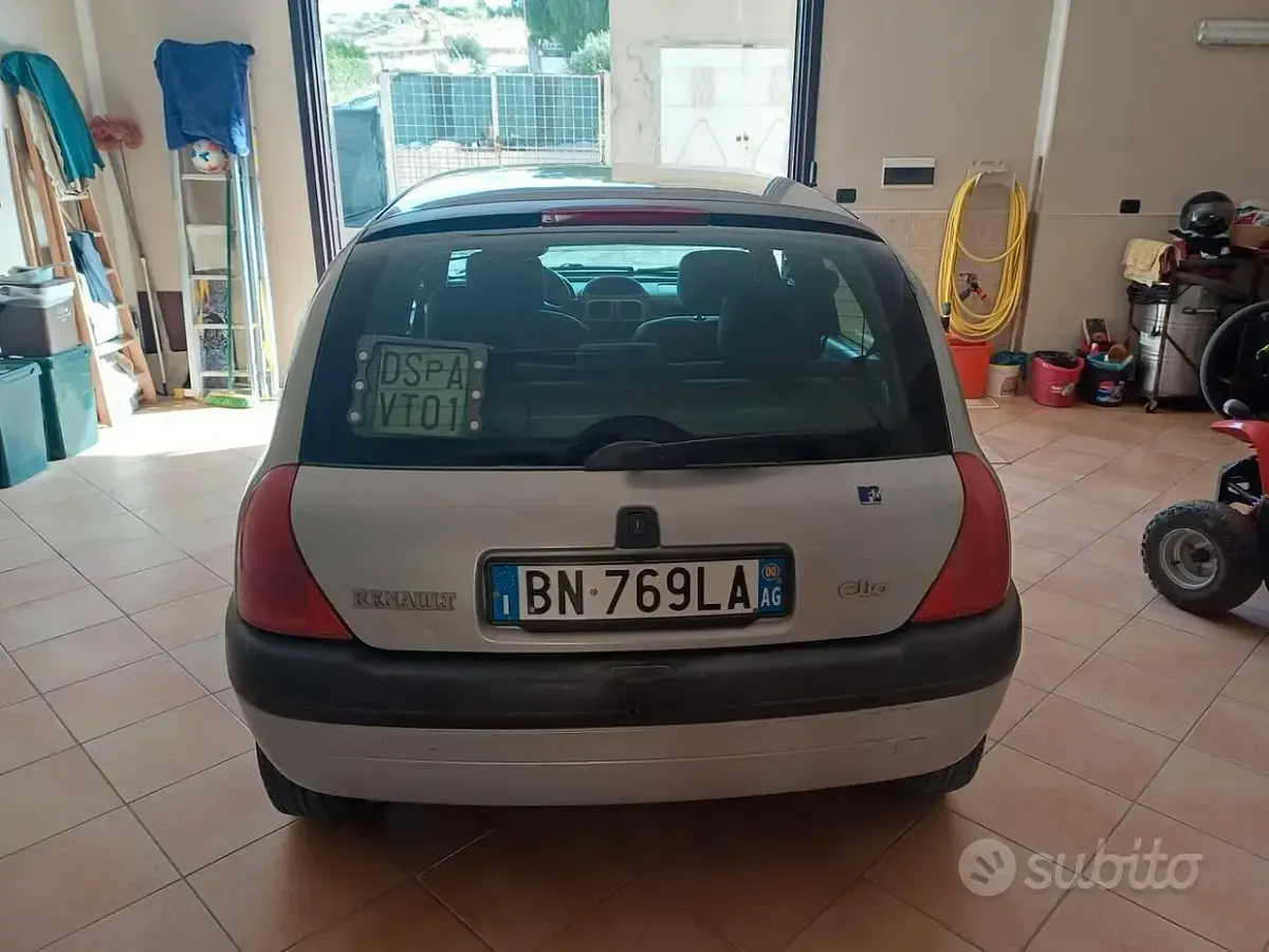 Usata Renault Clio 58 CV (42 kW) 2001 Grigio Berlina