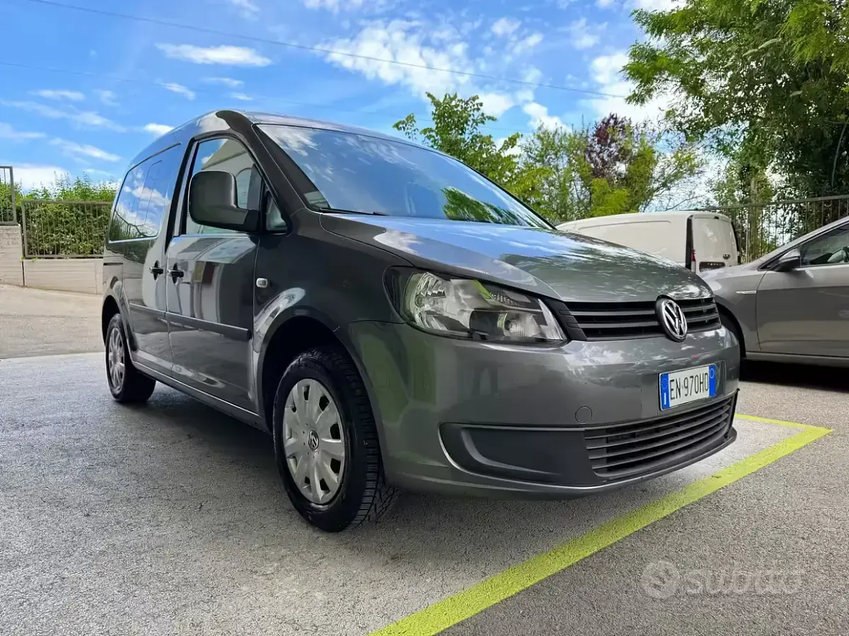 Usata VW Caddy 102 CV (75 kW) 2012 Grigio Monovolume