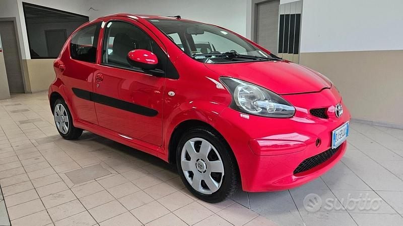 Usata Toyota Aygo Sol 67 CV (49 kW) 2007 Rosso Utilitaria