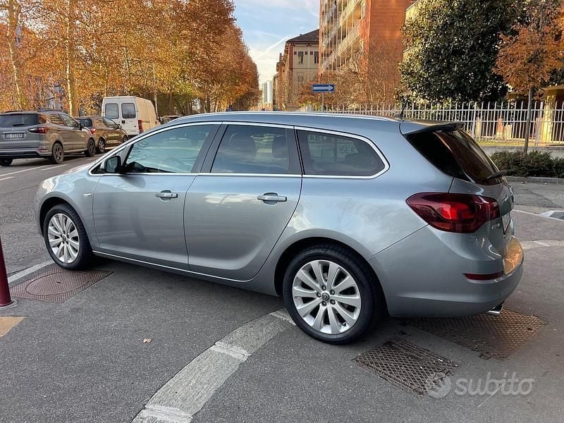 Usata Opel Astra Cosmo 140 CV (102 kW) 2012 Grigio Station wagon