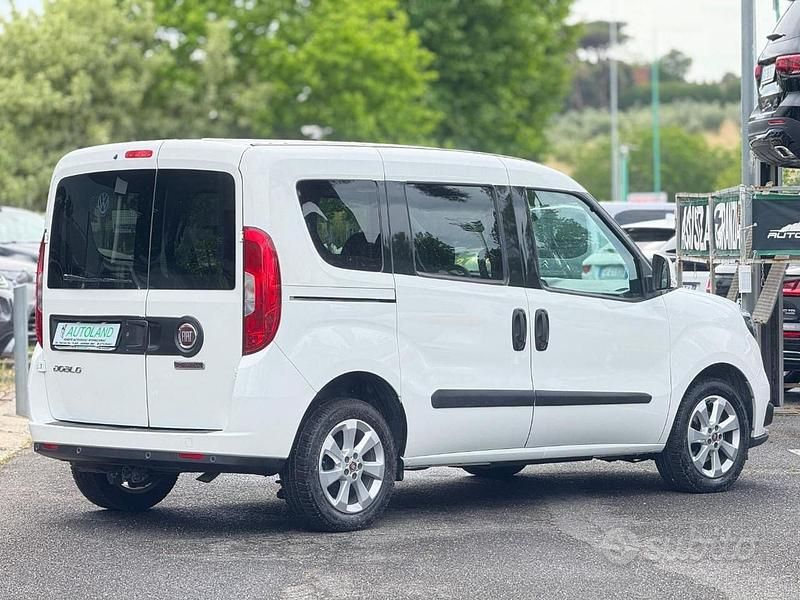 Usata Fiat Doblò 105 CV (77 kW) 2022 Bianco pastello Monovolume