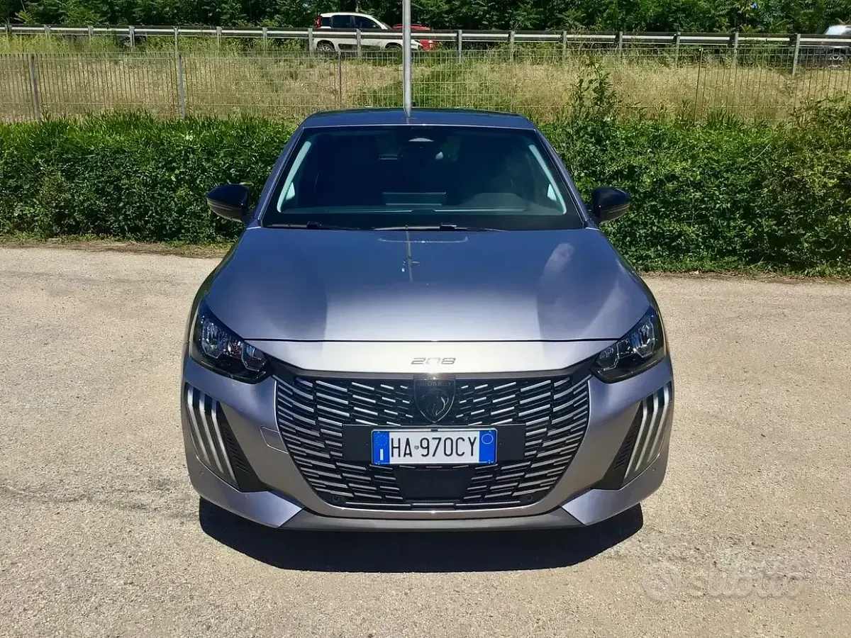 Usata Peugeot 208 Allure 101 CV (74 kW) 2025 Grigio Utilitaria