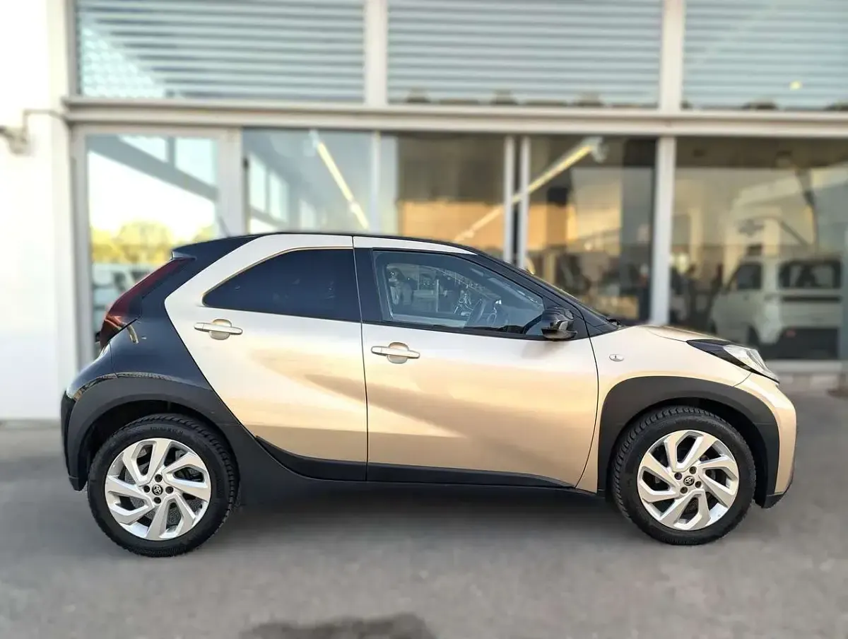 Begagnad Toyota Aygo X Trend 72 HK (52 kW) 2022 Guld SUV