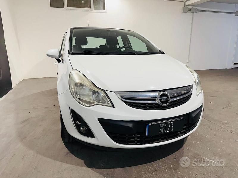 Usata Opel Corsa Edition 86 CV (63 kW) 2012 Bianco Utilitaria