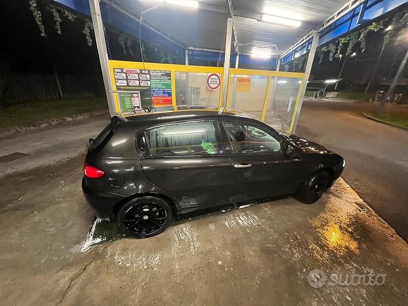 Usata Alfa Romeo 147 120 CV (88 kW) 2007 Nero Utilitaria