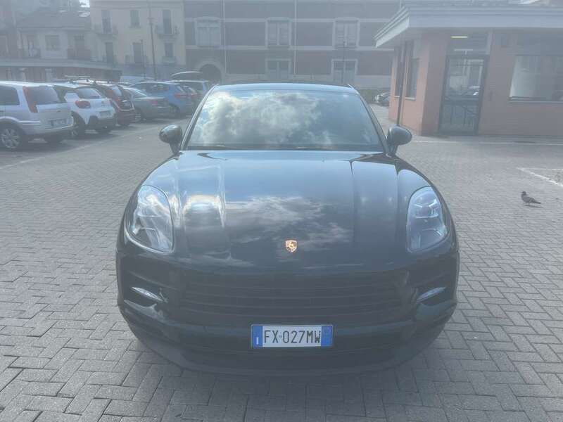 Nero Usata 2019 Porsche Macan SUV | 52.800 € (Cara) - Immagine 1/4