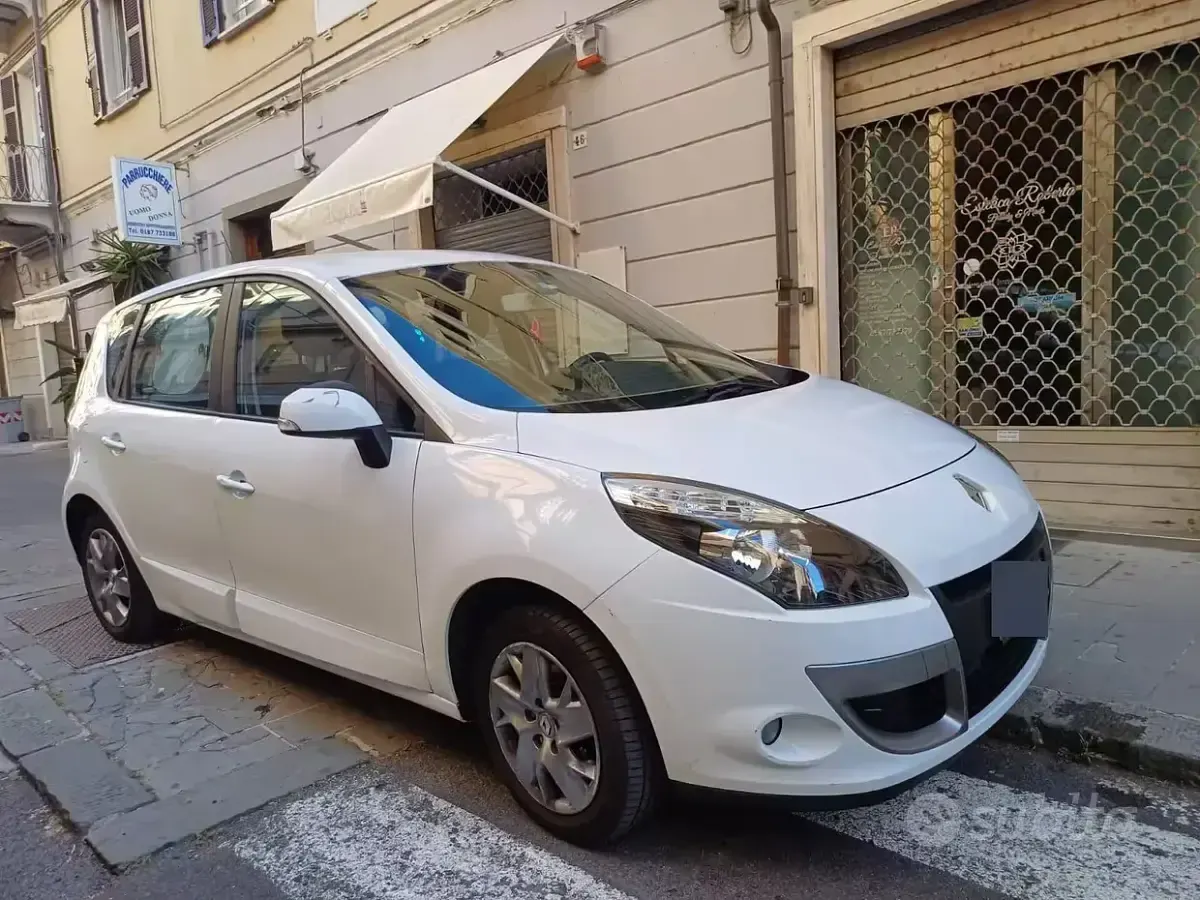 Usata Renault Scénic XMOD 110 CV (80 kW) 2011 Bianco Monovolume