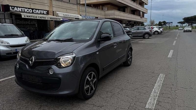 Usado Renault Twingo SE 69 CV (50 kW) 2019 Gris Utilitario