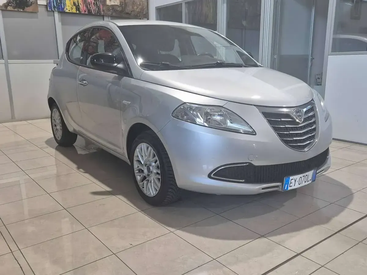 Usata Lancia Ypsilon Silver 69 CV (50 kW) 2015 Argento Utilitaria