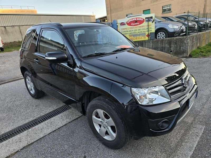 Second-hand Suzuki Grand Vitara 106 CP (77 kW) 2012 Negru SUV
