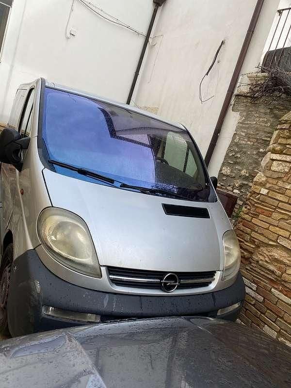 Usata Opel Vivaro 114 CV (83 kW) 2005 Argento Monovolume