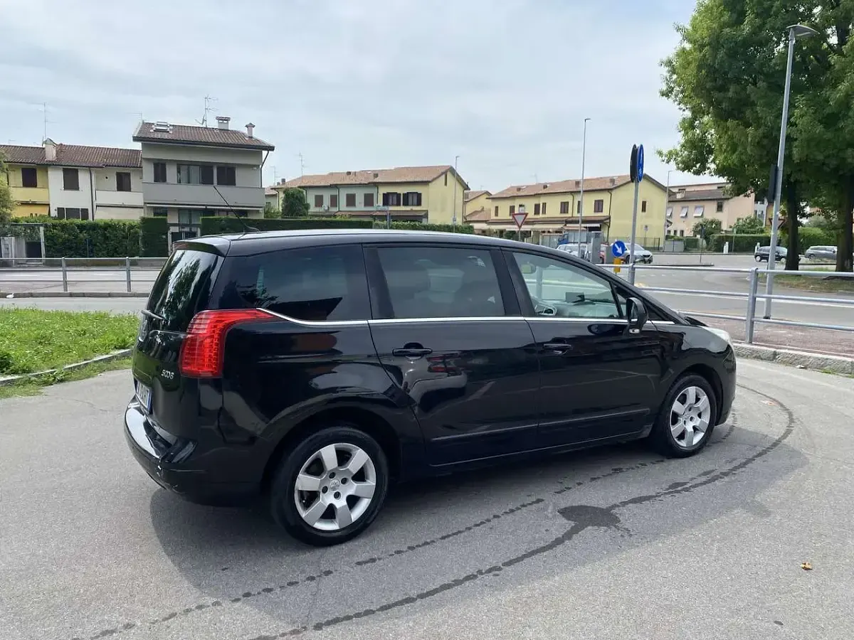 Usata Peugeot 5008 Premium 111 CV (81 kW) 2012 Nero Monovolume