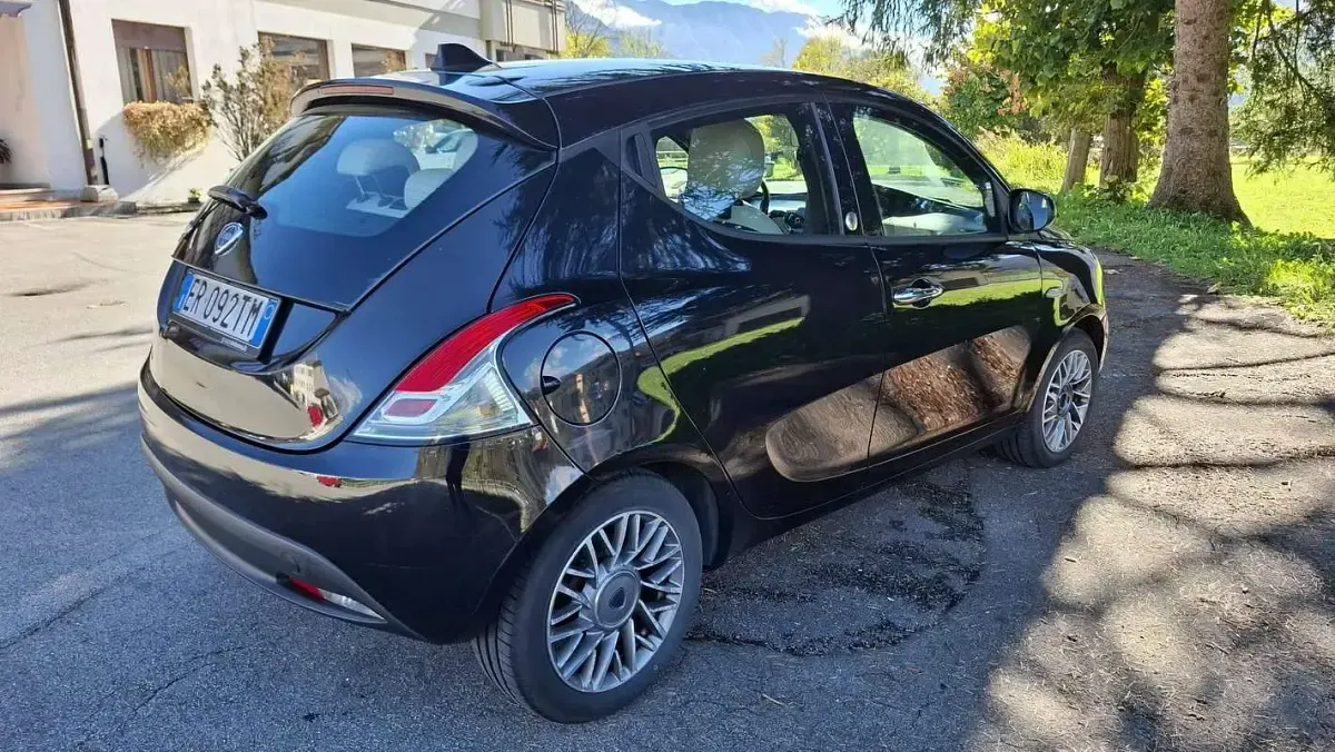 Usata Lancia Ypsilon Silver 69 CV (50 kW) 2013 Nero Utilitaria