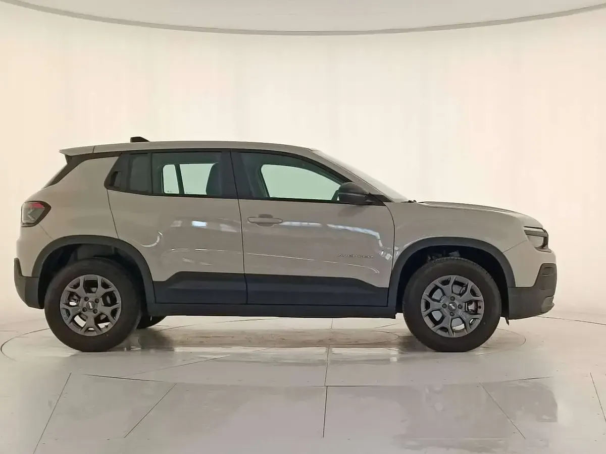 Usata Jeep Avenger Longitude 101 CV (74 kW) 2025 Stone grey matellic SUV