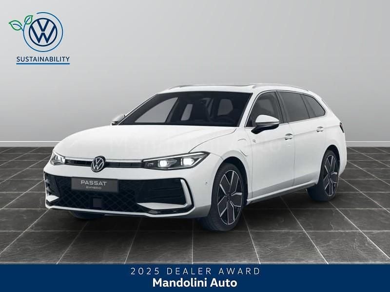 Bianco Nuova 2025 VW Passat Business Station wagon | 46.900 € (Buon prezzo) - Immagine 1/4