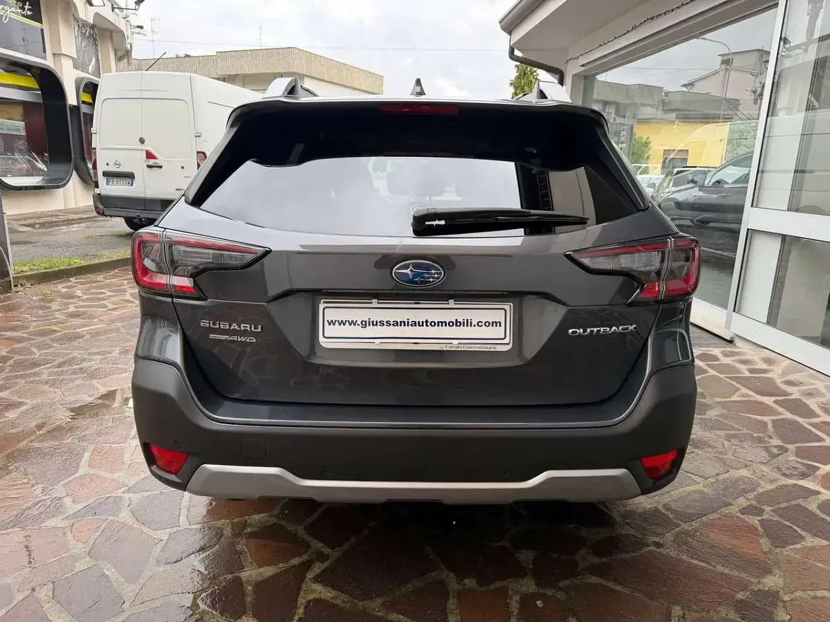 Usata Subaru Outback Premium 169 CV (124 kW) 2022 Grigio Station wagon