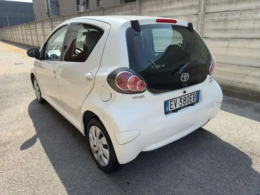 Begagnad Toyota Aygo 68 HK (50 kW) 2014 Vit Halvkombi