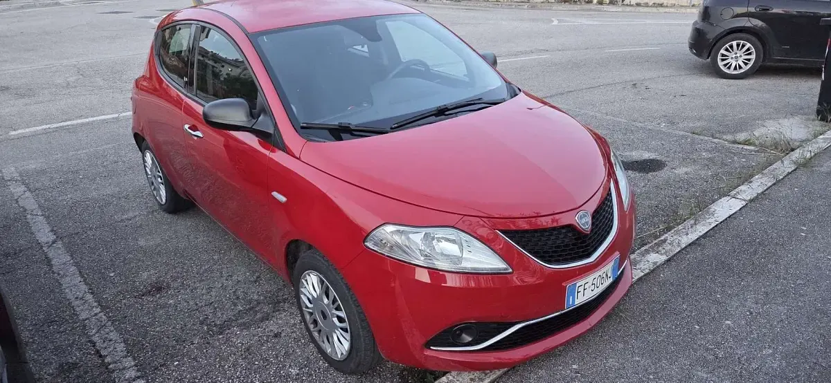Begagnad Lancia Ypsilon Silver 69 HK (50 kW) 2015 Röd Halvkombi