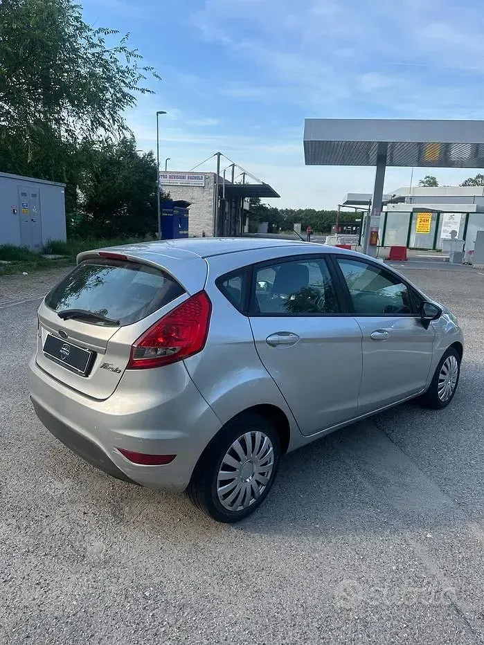 Usata Ford Fiesta 90 CV (66 kW) 2010 Grigio Berlina