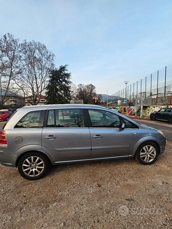 Usata Opel Zafira 2006 Grigio Monovolume