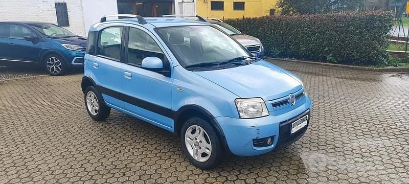 Usata Fiat Panda Climbing 60 CV (44 kW) 2010 Blu Utilitaria