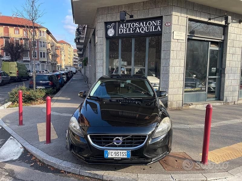 Nero Usata 2016 Volvo V40 Momentum Tre volumi | 6500 € (Buon prezzo) - Immagine 1/4
