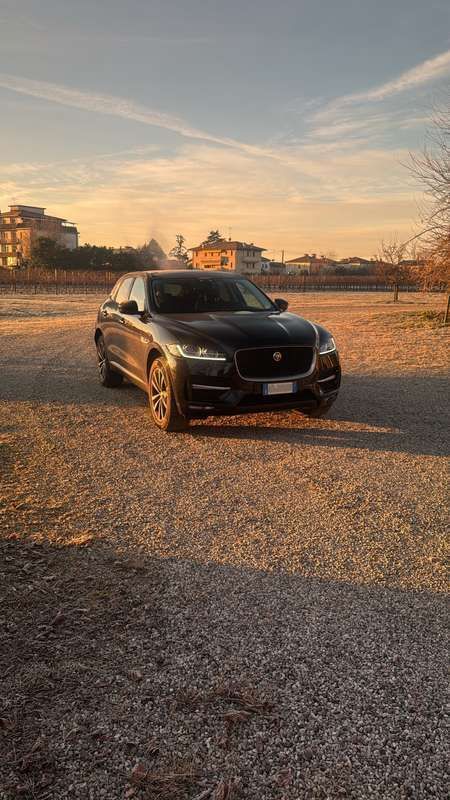 Nero Usata 2017 Jaguar F-Pace R-Sport SUV | 16.500 € (Buon prezzo) - Immagine 1/4