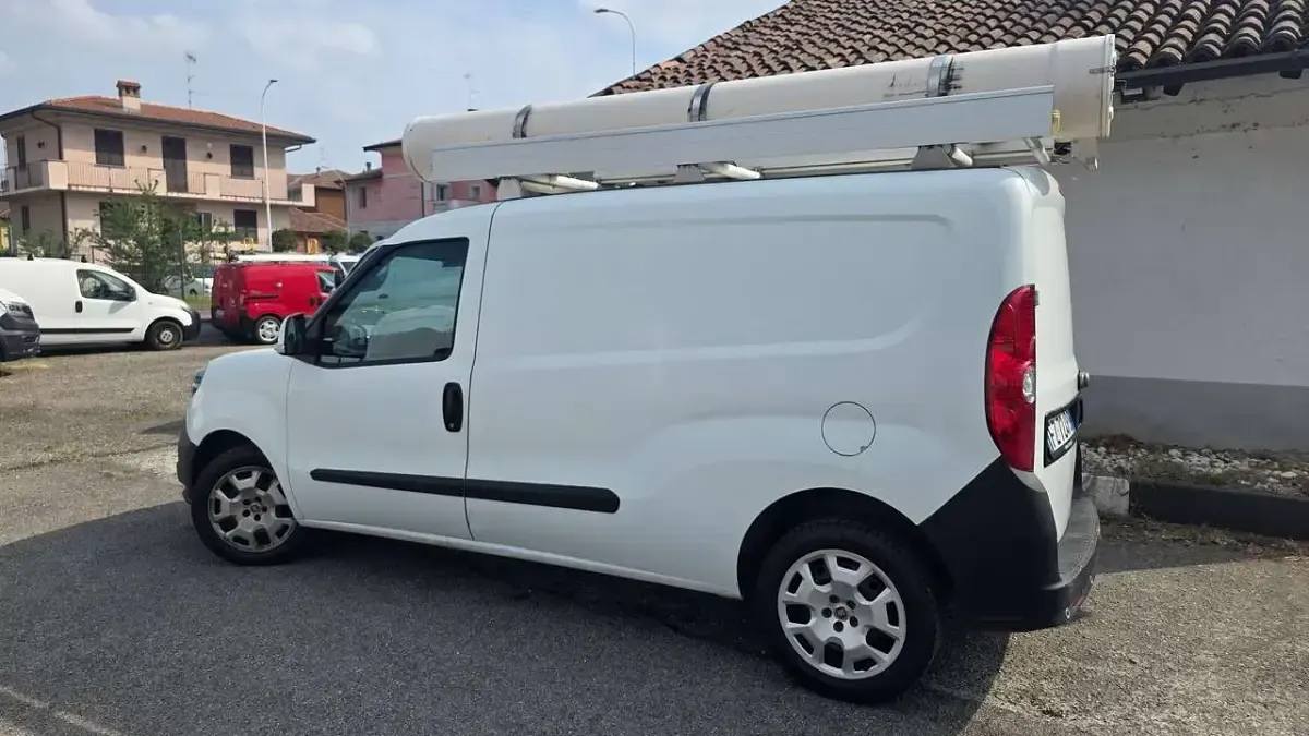 Usata Fiat Doblò 120 CV (88 kW) 2019 Bianco / pastello Monovolume