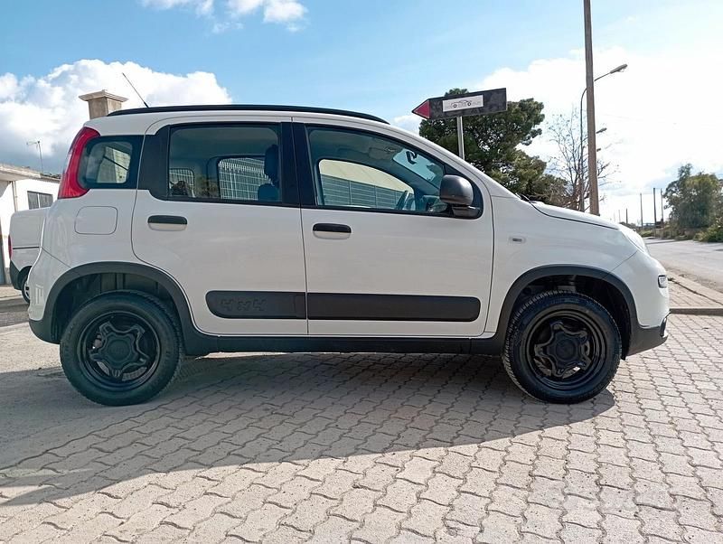 Usata Fiat Panda 4x4 S 84 CV (61 kW) 2019 Bianco Utilitaria