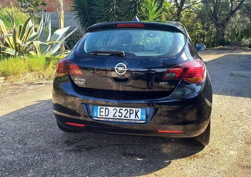 Nero Usata 2011 Opel Astra Tre volumi | 2000 € (Ottimo prezzo) - Immagine 1/4
