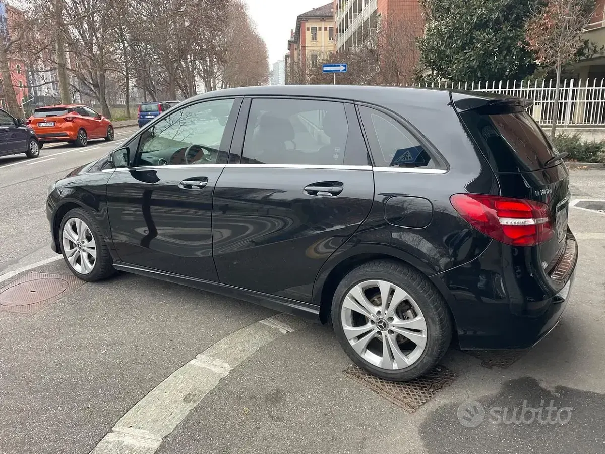 Usata Mercedes B180 Premium 109 CV (80 kW) 2017 Nero Utilitaria