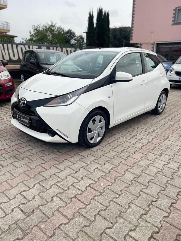 Käytetty Toyota Aygo X-play 69 HP (50 kW) 2018 Valkoinen Viistoperä