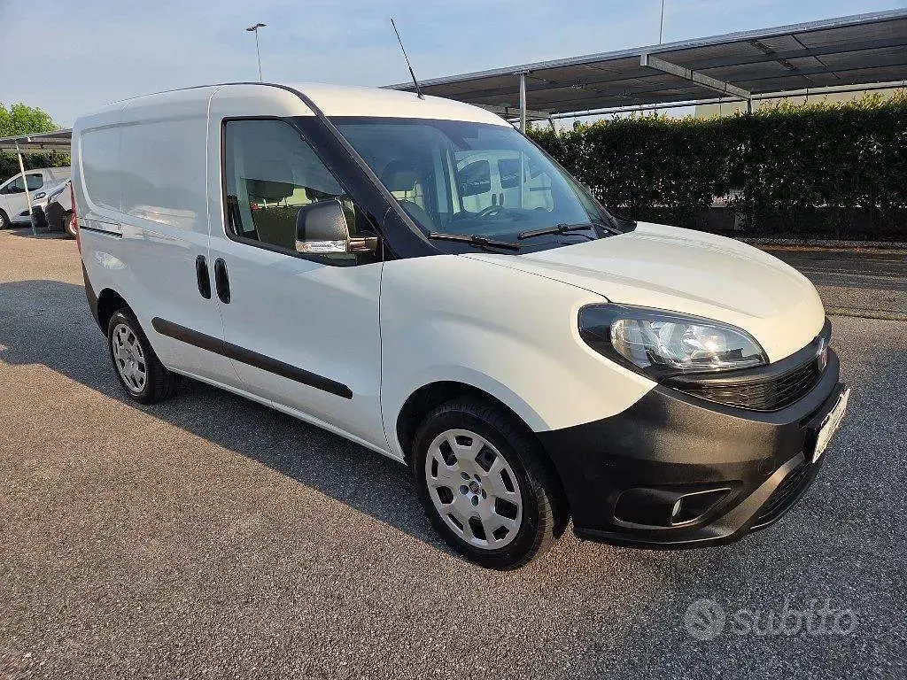 Usata Fiat Doblò Lounge 120 CV (88 kW) 2021 Bianco Monovolume