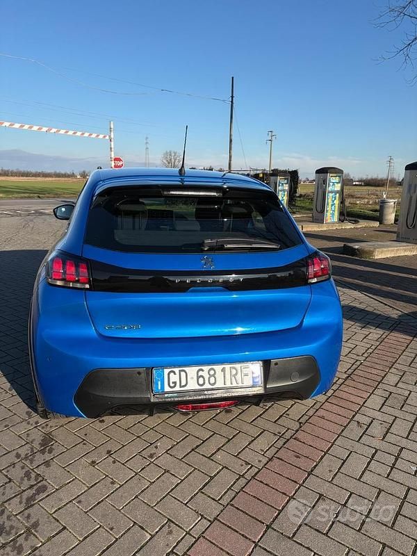 Usata Peugeot 208 Active 100 kW (136 CV) 2021 Blu Utilitaria