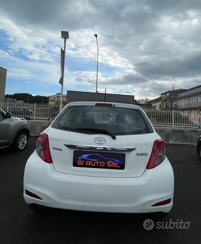 Usata Toyota Yaris 69 CV (50 kW) 2012 Bianco Utilitaria
