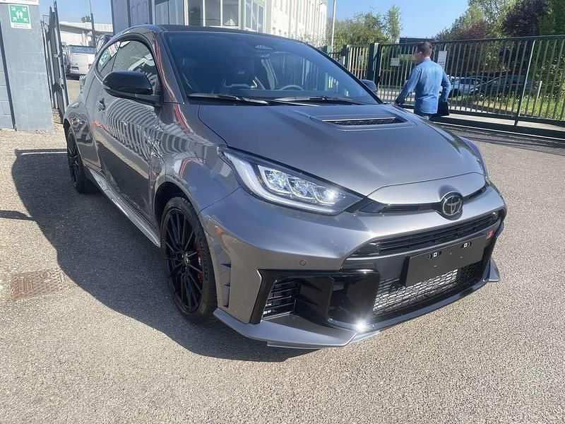 Nuova Toyota Yaris 280 CV (205 kW) 2026 Grigio Utilitaria