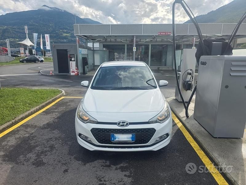 Bianco Usata 2016 Hyundai i20 GO! Tre volumi | 8000 € (Buon prezzo) - Immagine 1/4