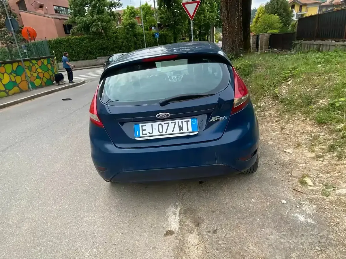 Usado Ford Fiesta 60 HP (44 kW) 2011 Azul Sedan