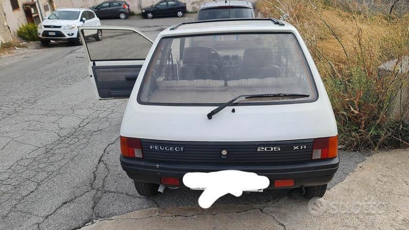 Usato 1989 Peugeot 205 1.1 Benzin 54 CV (999 €)