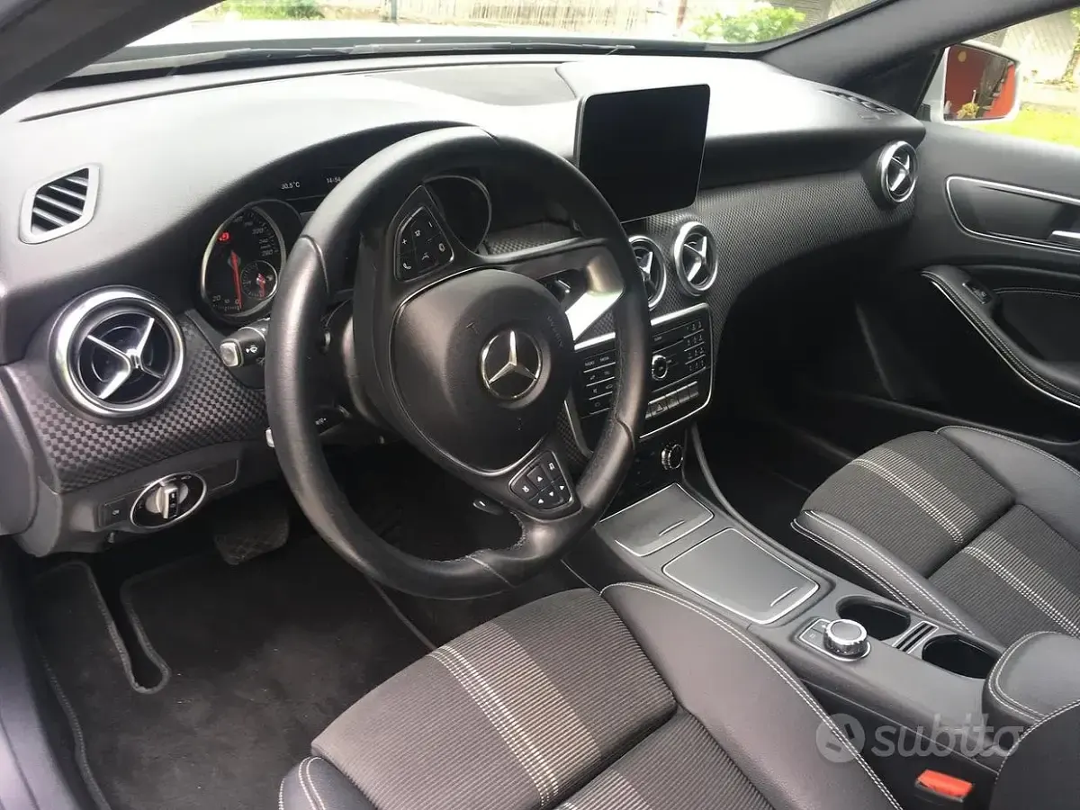 Usata Mercedes A180 109 CV (80 kW) 2017 Grigio Utilitaria