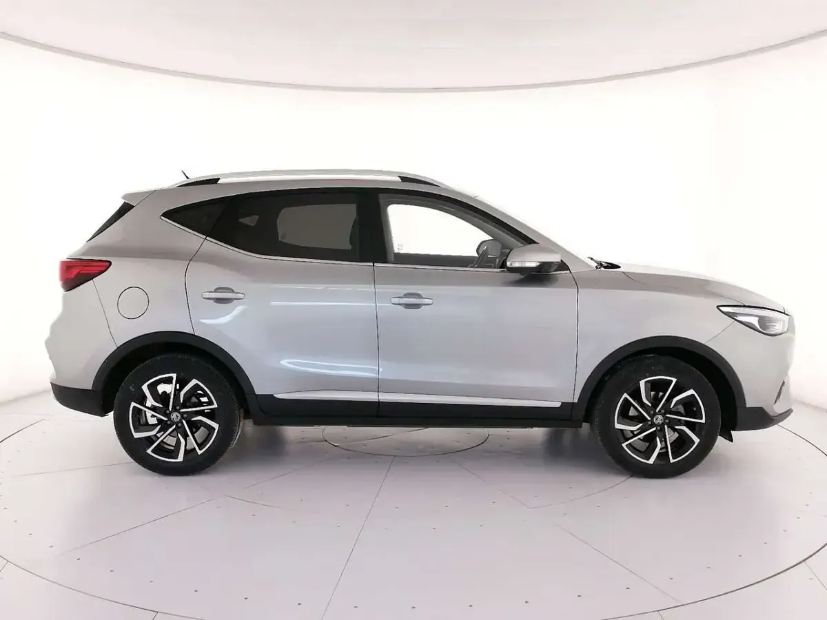 Usata MG ZS Luxury 106 CV (77 kW) 2024 Argento SUV