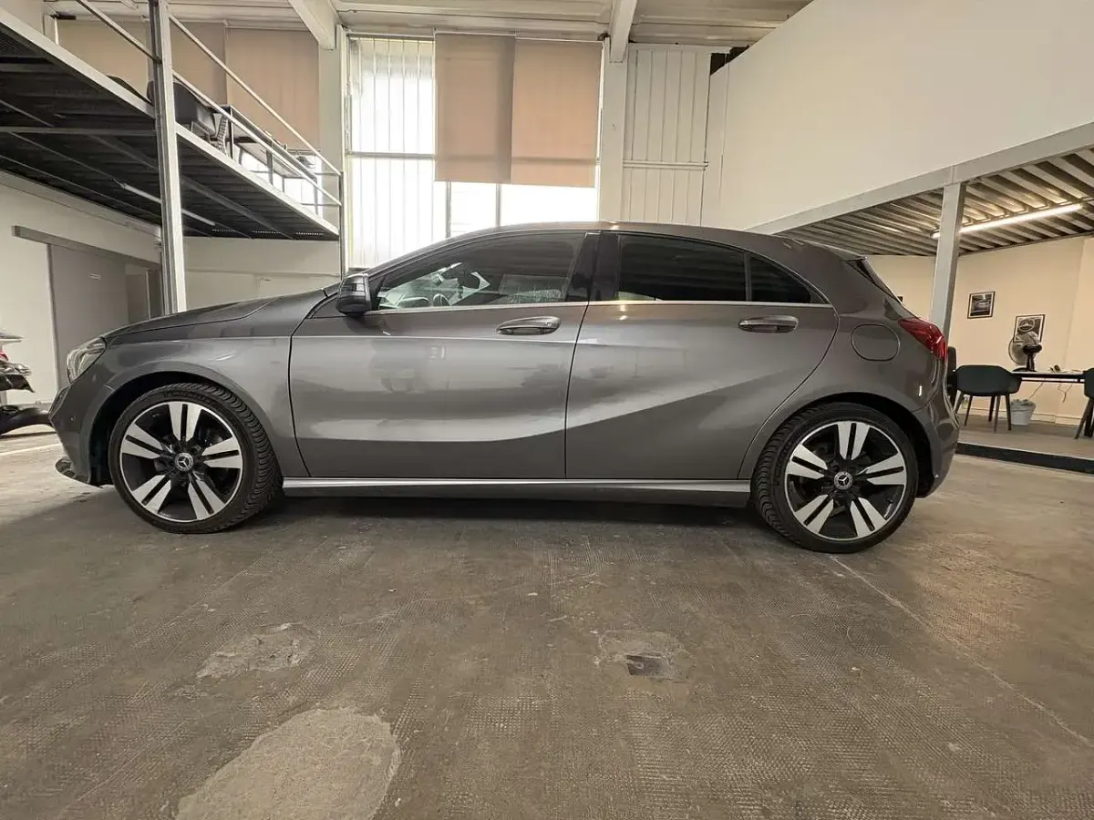 Usata Mercedes A180 109 CV (80 kW) 2017 Grigio Utilitaria